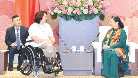 黨中央政治局委員、國會常務副主席從氏放（右）接見美國參議員譚美‧達克沃斯。（圖源：Quochoi.vn）