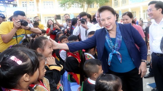 國會主席阮氏金銀問候少數民族學生。（圖源：越通社）