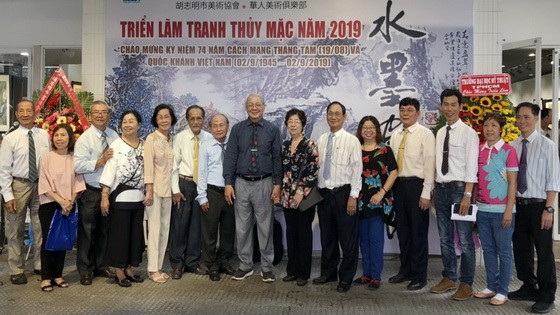 多位華人畫家與各單位領導和代表合影。