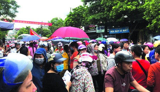 2000多名工人前往該公司辦事處聚集並湧至海防市建安郡黃國越街，拉橫幅維權。