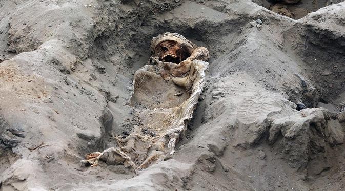 秘魯考古學家表示，他們在秘魯首都利馬北部奇穆文明遺址發掘出了227具屍體，從現場屍骨的尺寸判斷，這些都是兒童的屍體。（圖源：AFP）