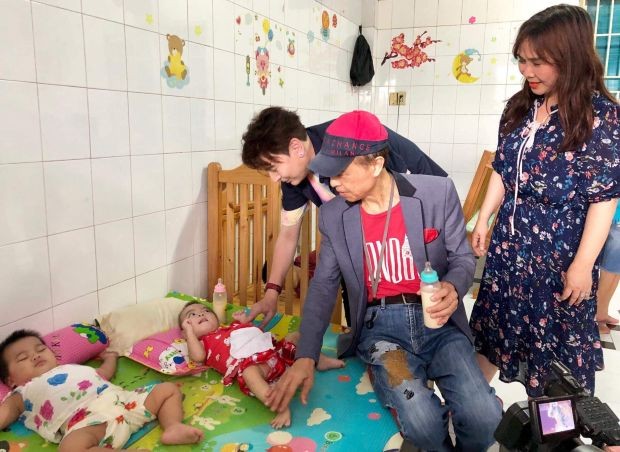 港星探望和贈送禮物給孤兒 ảnh 1