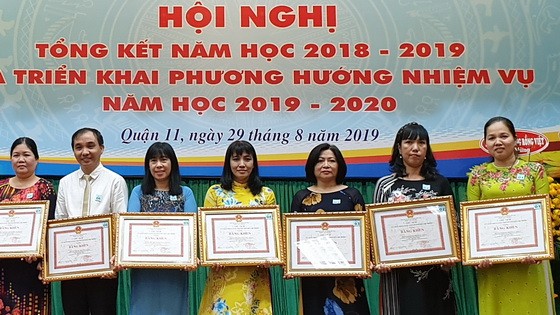 范文二小學校長劉碧懿（左三）獲獎狀。