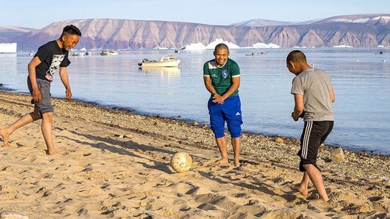 當地人穿著T恤在海灘上娛樂。（圖源：互聯網）