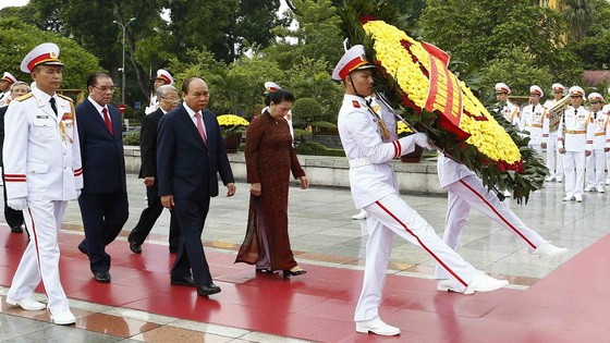 黨中央委員會、國會、國家主席、政府與越南祖國陣線中央委員會代表團昨(30)日上午，前往晉謁胡志明主席陵，敬獻花圈。（圖源：越通社）