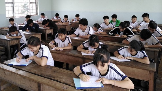 學生專心做習題。