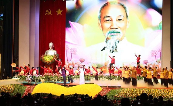 胡志明思想乃凝聚全民族力量旗幟 ảnh 1