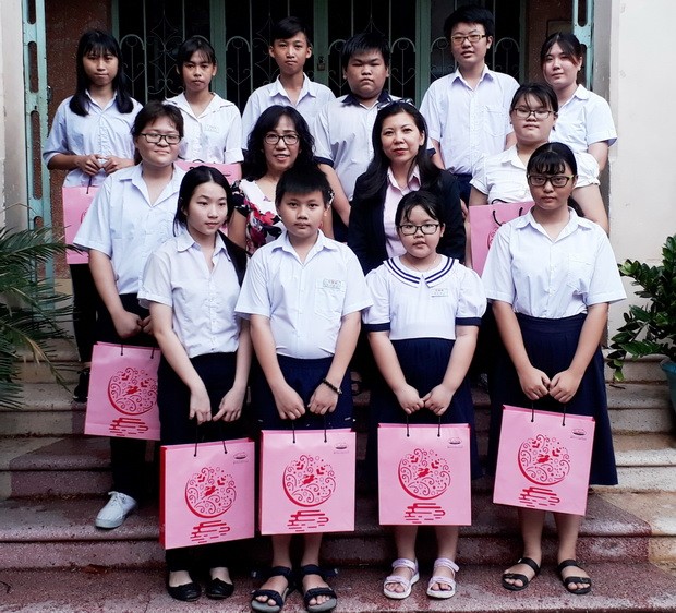 西貢屏榮公司贈月餅給學生 ảnh 2