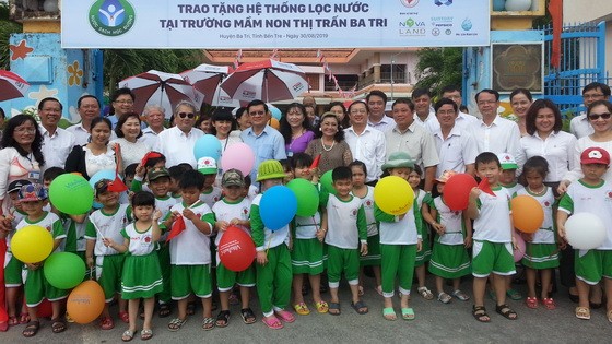 原國家主席張晉創、市貧窮病人輔助會主席陳成隆等人出席是次典禮，並前往巴知鎮幼兒園參觀、驗收工程後同該校師生合照。