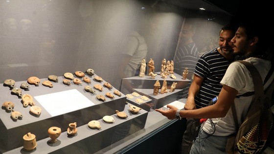 人們在坦塔博物館內參觀。