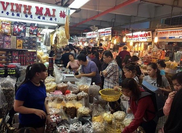 消費者在傳統街市購物。