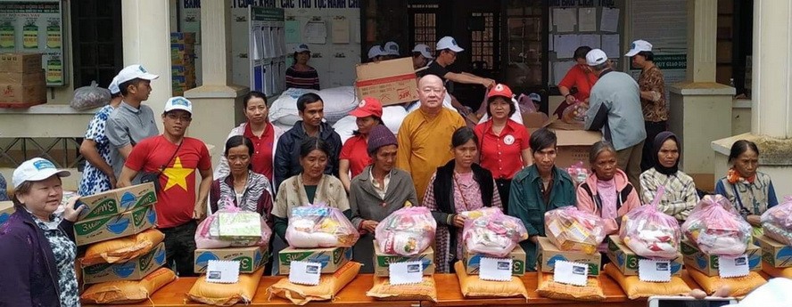 釋惟鎮法師派發 禮物給窮人。