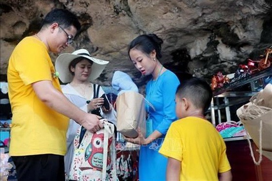 下龍灣旅遊接待單位使用紙製袋代替塑料袋。（圖源：互聯網）