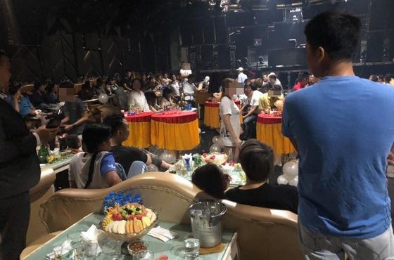 職能力量對第五郡第九坊雄王街84號酒吧進行突擊檢查時現場。（圖源：志石）