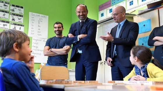 當地時間 9月2日，法國上塞納省克利希，法國總理愛德華-菲利普當天在法國教育部長布朗蓋的陪同下，視察位於巴黎郊區的 Toussaint Louverture 學校，與迎來新學期的孩子們互動交流。（圖源：互聯網）