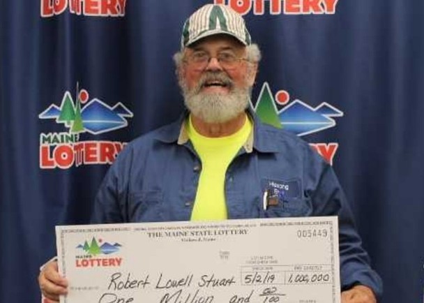 斯圖爾特兩度贏巨獎。圖為他首次中獎領取獎金。（圖源：互聯網）