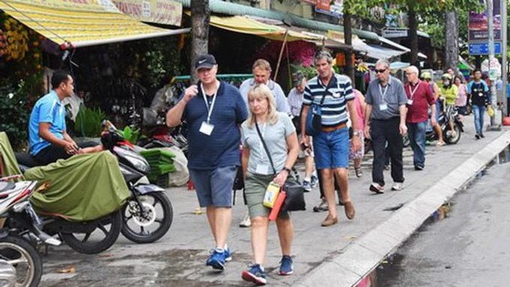 外國遊客到本市觀光旅遊。