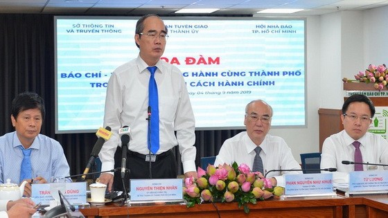 市委書記阮善仁（左二）發表指導意見。（圖源：越勇）