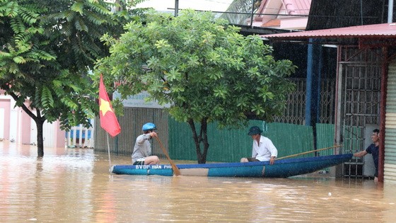 暴雨洪水導致廣治省向化縣勞保鎮東政、永華、春福、維新、高越、嘎曾、忠政、新金、嘎嘟與安河等10個街區一片汪洋。（圖源：越通社）