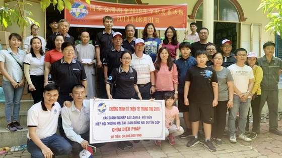 同奈台商到耀法寺派禮物。