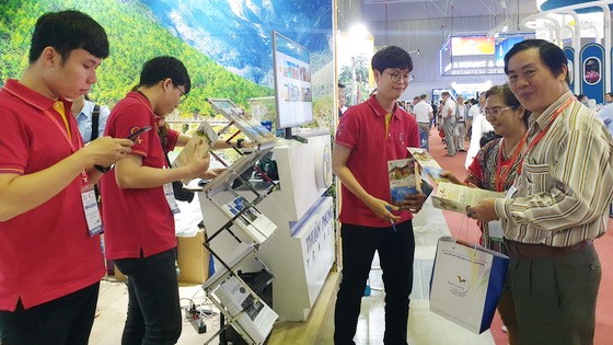 順捷旅行社向華人客戶提供旅遊諮詢。