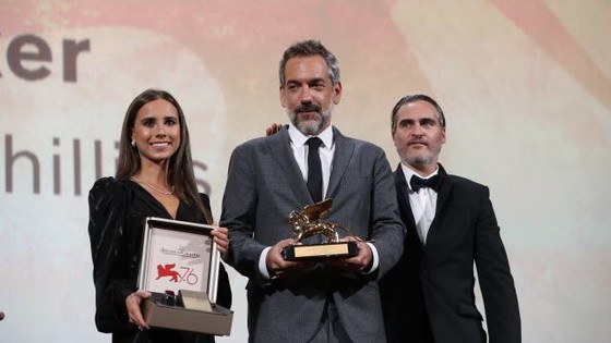 導演托德‧菲利普斯（中）上台領獎。（圖源：互聯網）