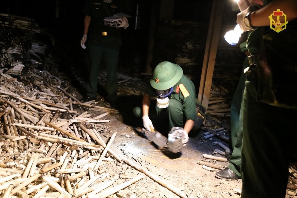 化學兵種人員進行現場取樣並送試驗室。（圖源：化學兵種）