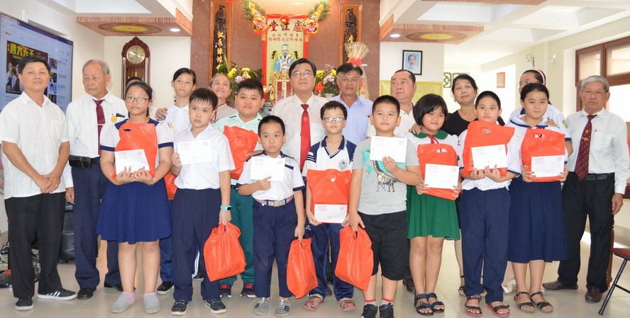 各理監事與優秀生合照。