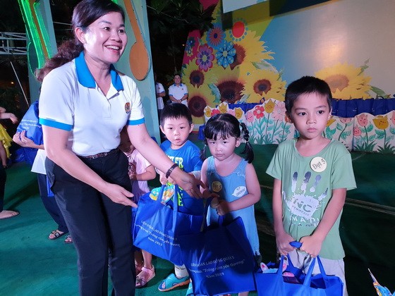 第五郡勞動聯團代表向300名職工的子弟贈送禮物，每份包括中秋月餅、花燈、牛奶、糖果等禮物。