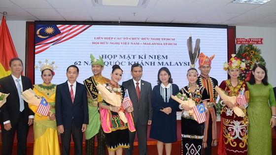 與會嘉賓同文藝團合影留念。（圖源：明協）