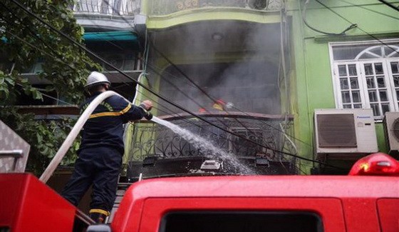 消防隊聞訊後趕抵現場展開滅火和營救行動。（圖源：黎夏）