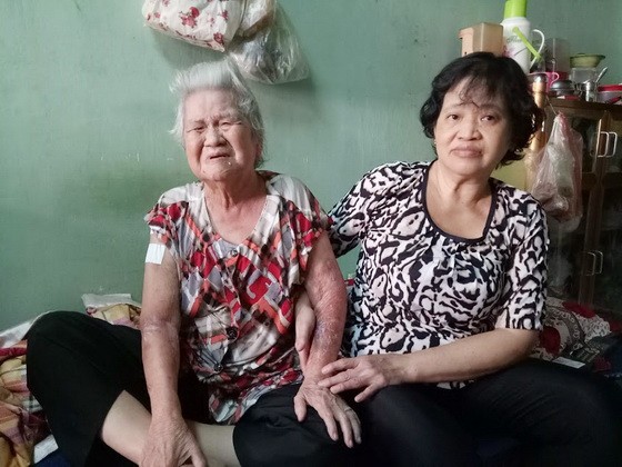 劉美正照顧患病的母親何妹。