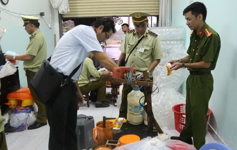 職能力量對福康經營單位突檢時查獲逾500公升來歷不明魚露原料。（圖源：藍天）