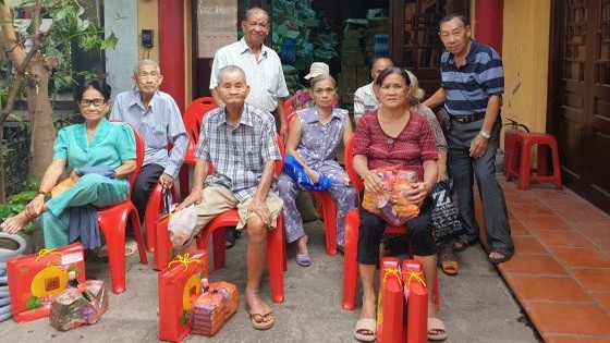 本市福建二府會館昨(10)日上午舉辦向高齡福建鄉親贈送中秋禮物儀式。