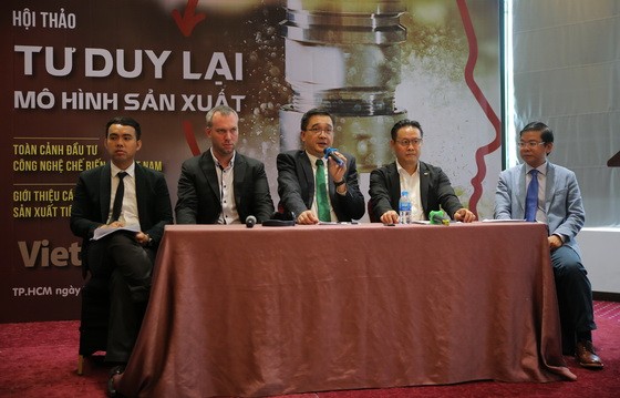 專家們回答與會者的問題。