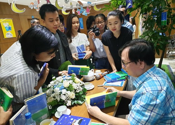 作家阮日映給讀者簽名留念。