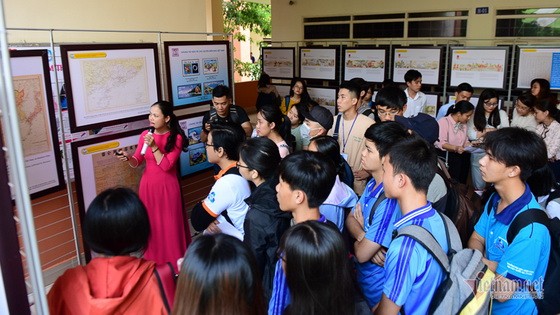 黃沙與長沙群島地圖與資料展吸引眾多大學生前來參觀。（圖源：Vietnamnet）