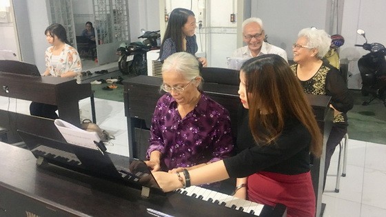 為長者教鋼琴並不簡單。