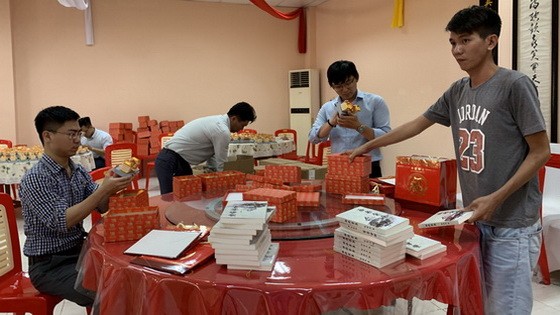 草堂禪寺志願者把《滄桑彙集》放到伴手禮“福袋”裡。