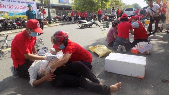 應急救護演習現場一瞥。（圖源：峴港市紅十字會）