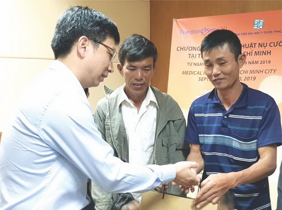 張煒行長贈送禮物給唇顎裂兒童及家長。