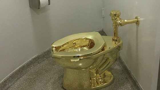 被盜的名為“美國”的金馬桶。（圖源：互聯網）