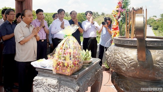政府總理阮春福（前左）與工作團親往廣治古城遺跡區上香並敬獻花緬懷歷代英雄烈士。（圖源：光孝）