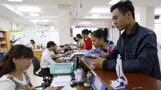 民眾在市社保機關辦理手續。