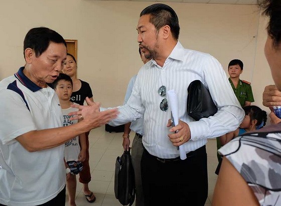 Rubyland公寓居民與開發商代表對話。