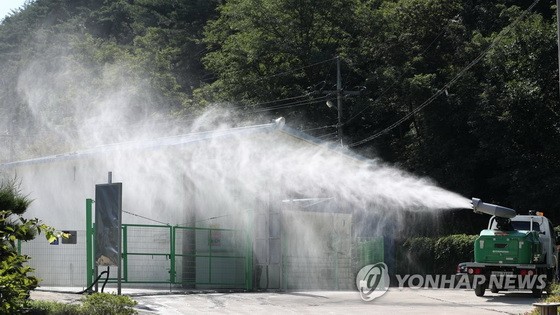  9月17日，江原道楊口郡南面一處養豬場周邊正進行消毒。當天韓國出現首例非洲豬瘟病例。（圖源：韓聯社）