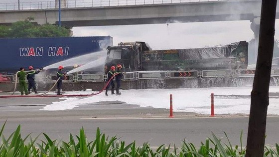 消防隊員趕抵現場滅火。（圖源：互聯網）