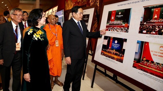 各代表觀展。（圖源：越通社）