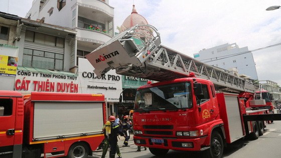 消防隊聞訊後趕抵現場展開滅火和營救行動。（圖源：明嚴）