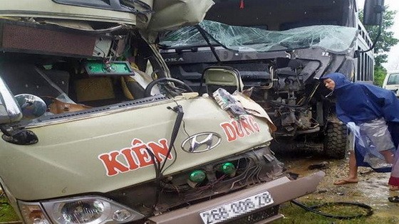 猛烈的撞擊導致客車車頭完全變形，許多碎片撒落滿地，6人受傷。（圖源：FB）